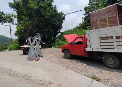 Camioneta Cargada De Varillas A Punto De Volcar En El Sol