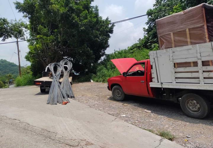 Camioneta Cargada De Varillas A Punto De Volcar En El Sol