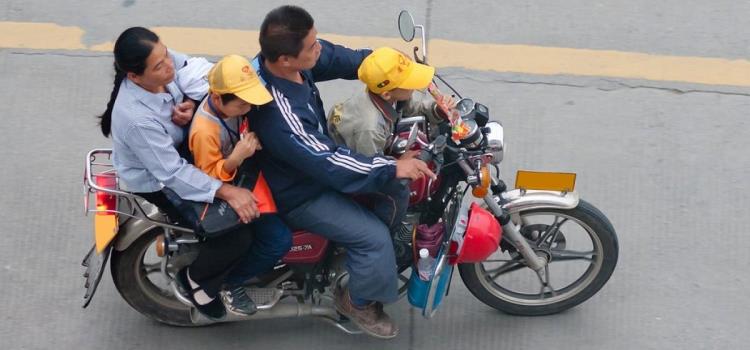 Ilegal niños en motocicleta