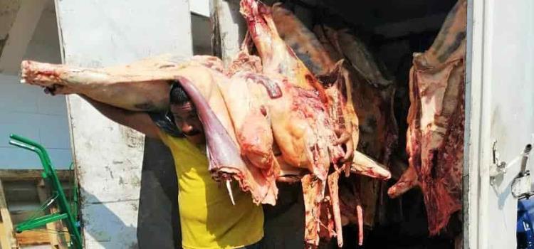Antihigiénico traslado de carne a mercados