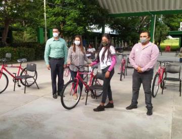 Entregaron bicicletas a alumnos del CBTA 121