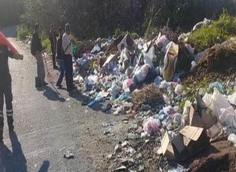 Prohíben depositar basura en carreteras