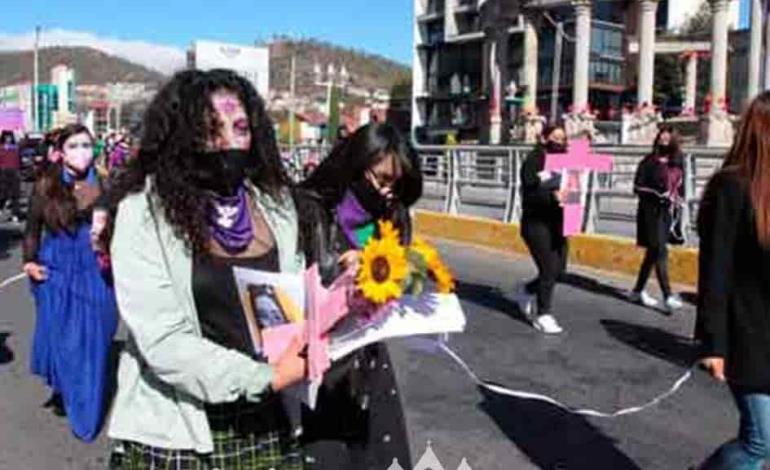 Marchan catrinas por mujeres asesinadas