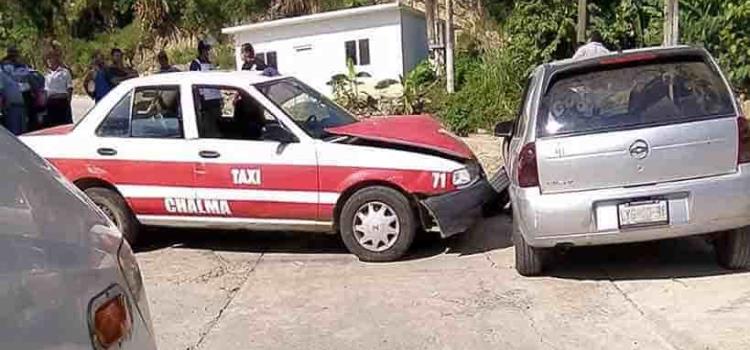 Taxi embistió auto particular