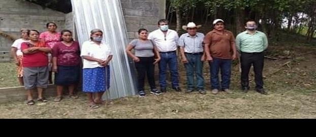 Entregó láminas el Alcalde en Zapote