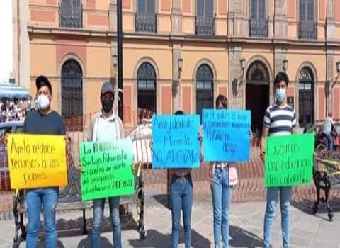 Protestan estudiantes ante recortes federales
