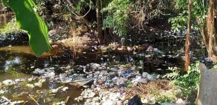 Arrojan basura al río Tambaca