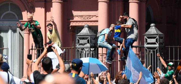 Maradona desbordó las pasiones en su adiós   