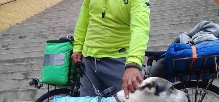 Agustín García recorre municipios con su perro