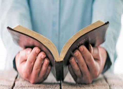 La lectura de la biblia acaba con problemas