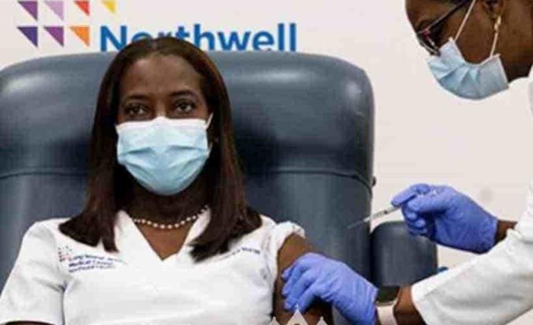 Enfermera recibe primera  vacuna contra coronavirus