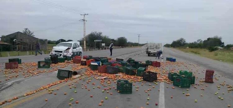 Taxi impactó contra camioneta tomatera 