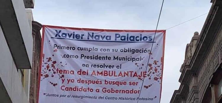Cuelgan manta al alcalde Xavier Nava  