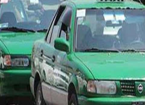 Taxistas ponen en riesgo a pasajeros