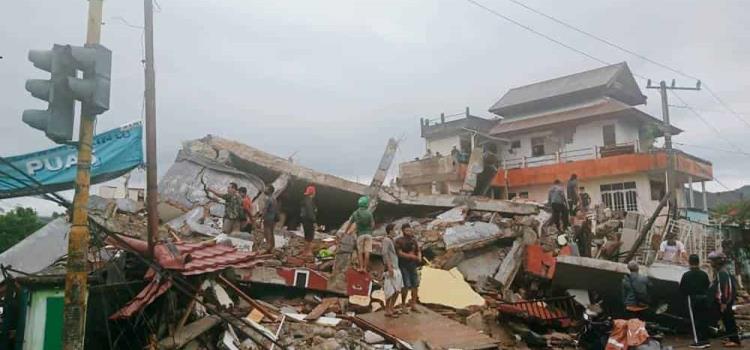 42 muertos por un fuerte sismo