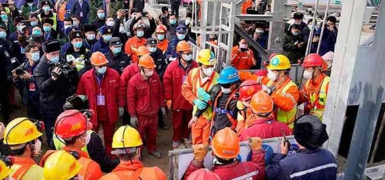 Rescatan a 11 mineros  atrapados bajo tierra