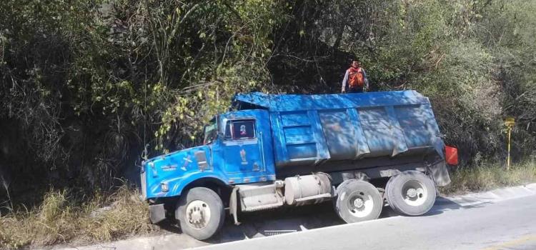 Camión chocó en la Valles-Tampico     