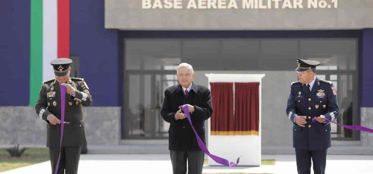 Inaugura AMLO Base Aérea Militar No. 1 en Santa Lucía