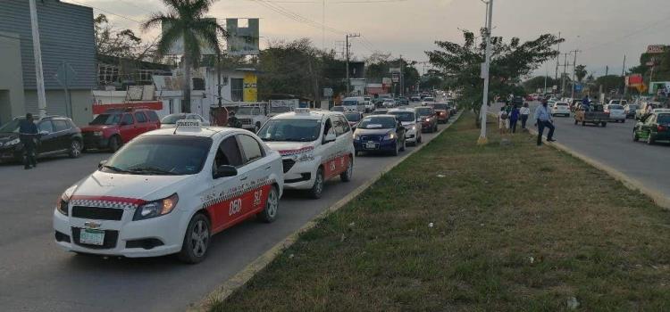 Taxis participan en mítines políticos