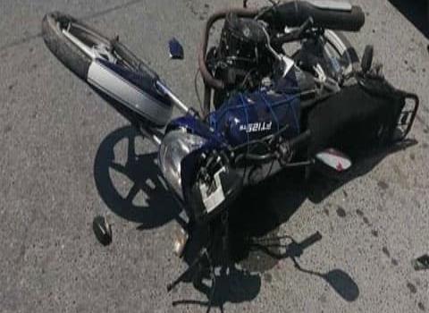 Sexagenario en moto protagonizó accidente