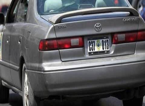Falsifican placas para vehículos