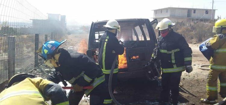 Se incendia camioneta en San Agustín Tlaxiaca