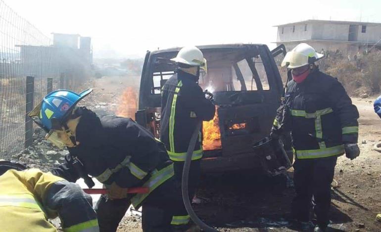 Se incendia camioneta en San Agustín Tlaxiaca