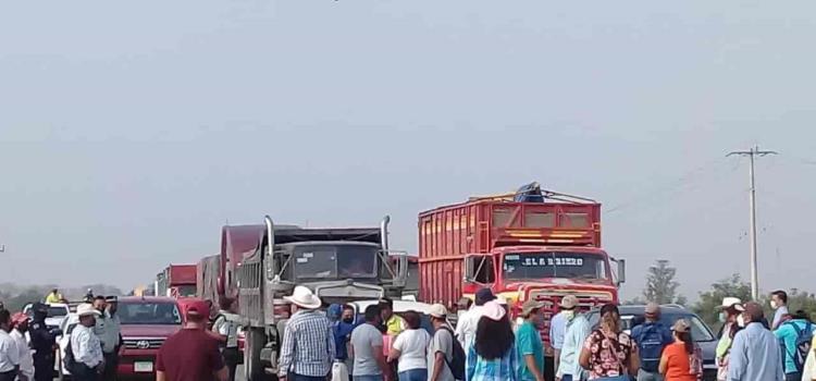Consejeros cierran carretera a Tampico 