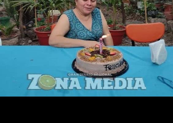 Feliz en su cumple la señora Sandra