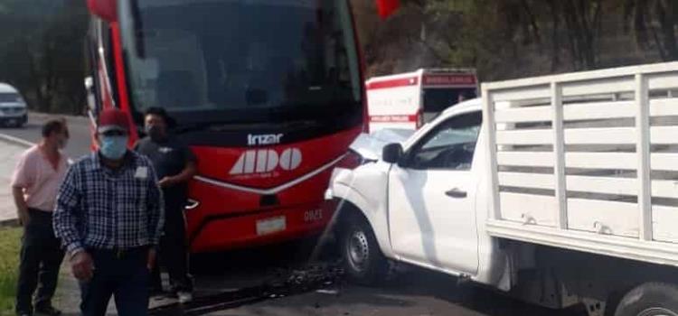 Choca autobús ADO contra camioneta en Mineral del Monte