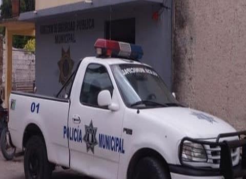 Borracho atacó a agentes policiacos