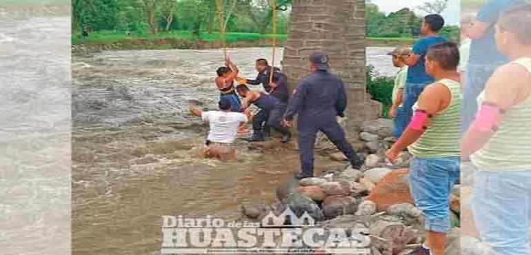 Rescatan a madre e  hijo atrapados en el río