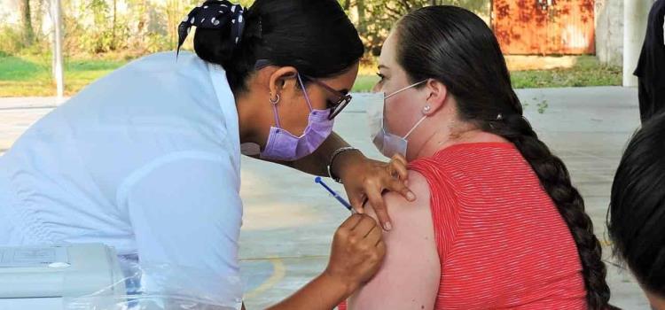 Inicia vacunación a mayores de 50