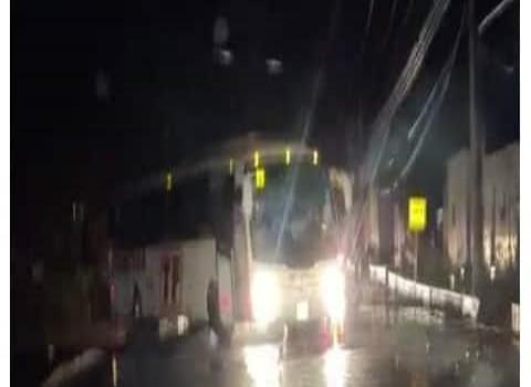 Autobús derribó postes de Telmex