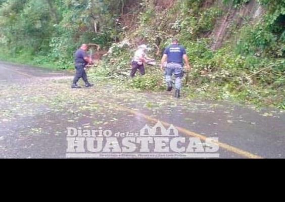 Tormenta afectó la vía Tehuetlán-Huazalingo