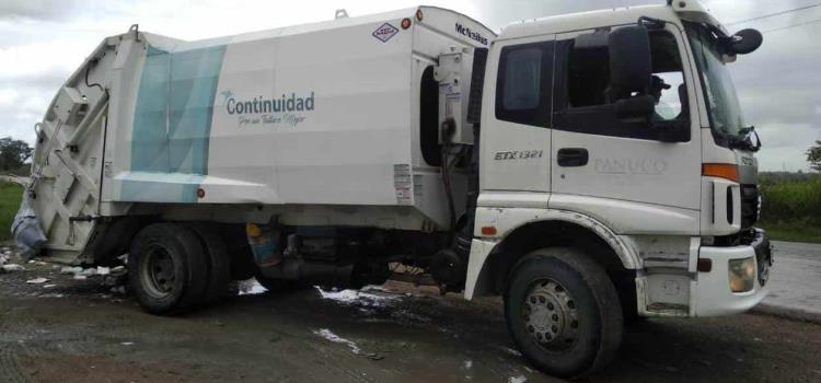 Camiones depositan basura en Ébano