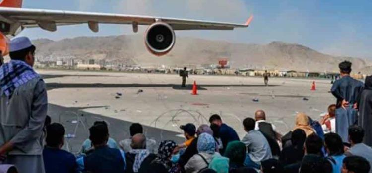 Caos en aeropuerto  de Kabul, 5 muertos