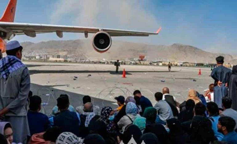 Caos en aeropuerto  de Kabul, 5 muertos