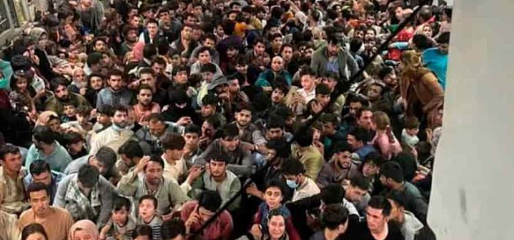 Más de 600 afganos  huyen en avión de EU