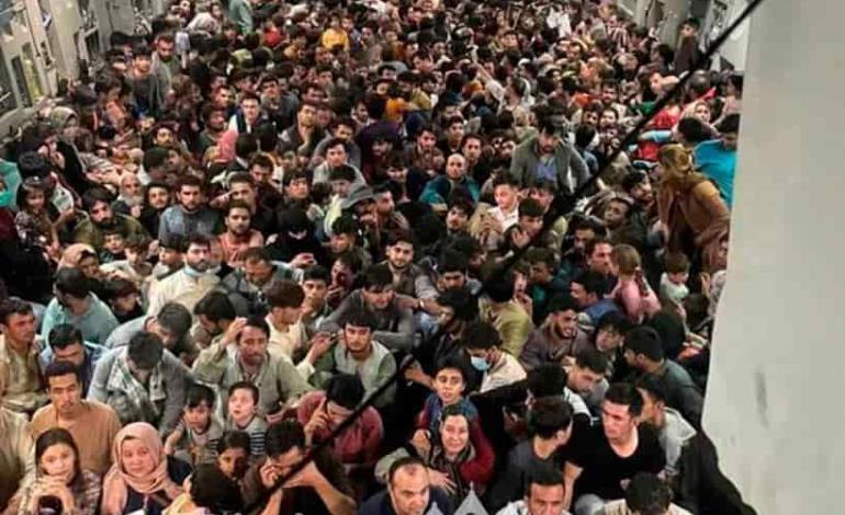 Más de 600 afganos  huyen en avión de EU