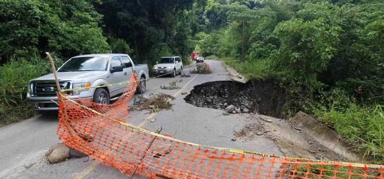 Carretera con serios daños tras huracán