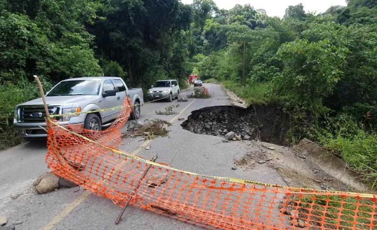 Carretera con serios daños tras huracán
