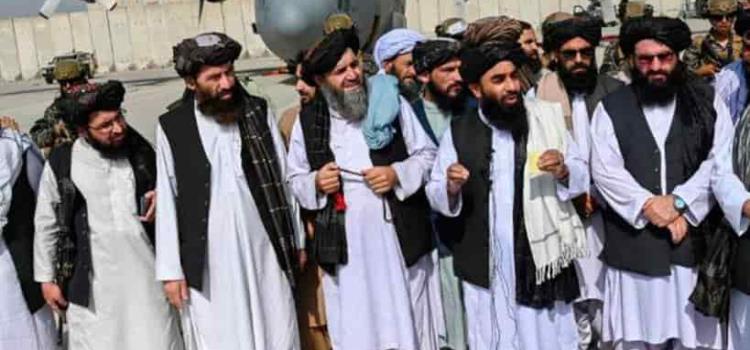 Talibanes desfilan triunfales en Kabul