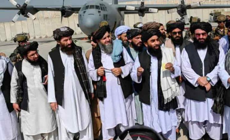 Talibanes desfilan triunfales en Kabul