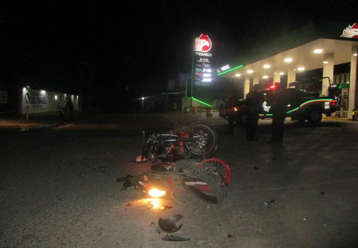 Deja choque de motos heridos graves en La Quintachilla