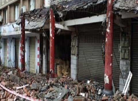 Terremoto deja tres muertos y 60 heridos