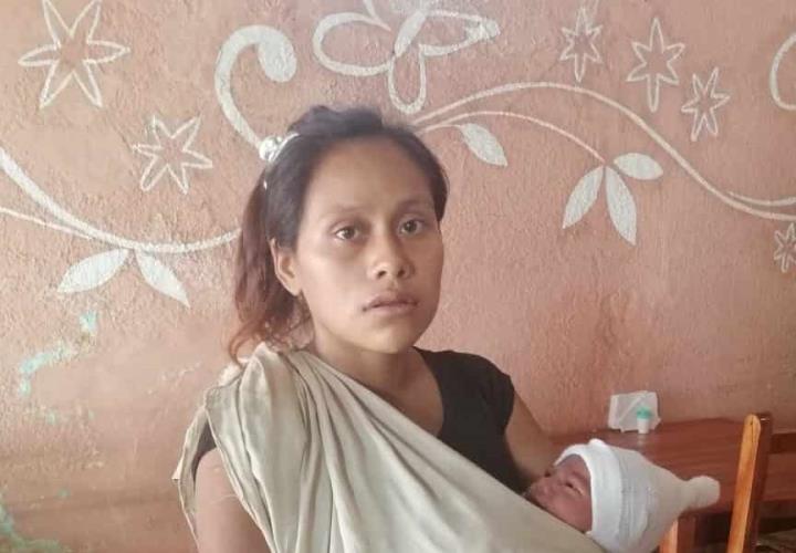 Con su bebé, Angélica recorre las calles de Tamazunchale; clama ayuda
