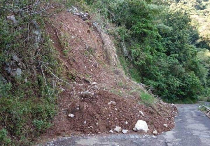 Carreteras colapsadas por desgaje de cerros