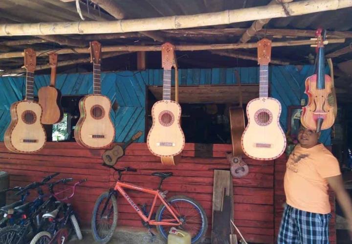 Lauderia en Texquitote I... arte de elaborar instrumentos musicales