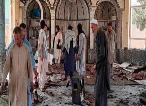Atacan una mezquita, mueren 80 personas